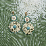 Boucles d'oreilles cadix azur, ces boucles d'oreilles pendante bleu avec deux anneaux ronde est un design original et créatif par Naode paris, marque de bijoux fantaisie, dispo chez Naode Paris en boutique de bijoux à Paris 17