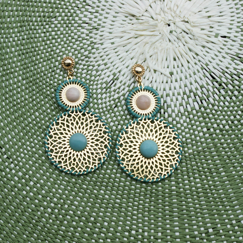 Boucles d'oreilles cadix azur, ces boucles d'oreilles pendante bleu avec deux anneaux ronde est un design original et créatif par Naode paris, marque de bijoux fantaisie, dispo chez Naode Paris en boutique de bijoux à Paris 17