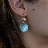 Boucles d'oreilles pendantes en nacre. ces boucles d'oreilles femme sont fabriquée en france. En vente exclusivement chez Naode Paris, boutique de bijoux aux batignolles