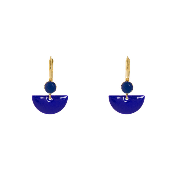 Boucles d'oreilles bleues, demi-lune, fabriquée par naode paris, marque française de bijoux. Ces petites boucles d'oreilles plastique est dispo en boutique de bijoux à paris 17, chez naode paris 