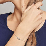 Bracelet plume en argent rhodié, porté