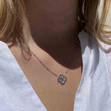 Collier trèfle nacre blanche acier porté au cou