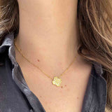 Collier trèfle nacre blanche acier doré porté au cou