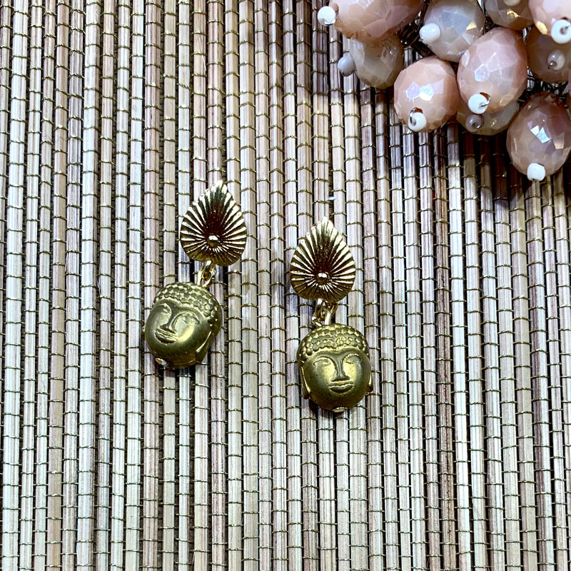 Mini boucles d'oreilles feuille et divinité en plaqué or et bronze. 