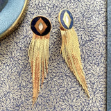 Boucles d'oreilles femme originales, avec un design plume. C'est une paire de boucles d'oreilles Maharani pendante, disponible en boutique de bijoux et sur notre site de bijoux