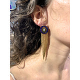 Boucles d'oreilles femme originales, avec un design plume. C'est une paire de boucles d'oreilles Maharani pendante, disponible en boutique de bijoux et sur notre site de bijoux