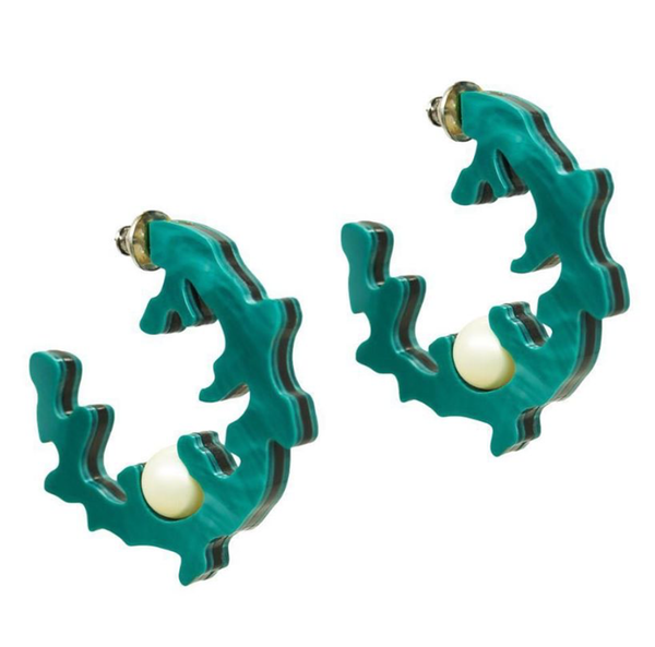 Naode Paris vous présente cette paire de boucles d'oreilles créoles CORAIL Emeraudede la marque Gissa Bicalho. Cette boucles d'oreilles femme plastiques ont des designs originaux et spécifique pour une occasion de soirée.