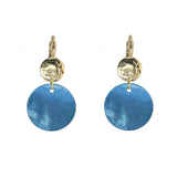Boucles lena nacre bleue femme originales, ces boucles pendantes bleues sont fabriqués par Naode Paris, boutique de bijoux avec un atelier de fabrication de bijoux à Paris batignolles 17ème