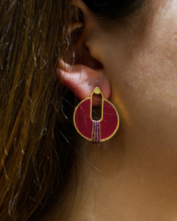 Boucles d'oreilles rouge, féminin et ronde. Ces boucles d'oreilles louxor Grenat est fabriquée par la marque française de bijoux fantaisie. Ces boucles d'oreilles doré rouge est en vente chez naode paris aux Batignolles à Paris 17