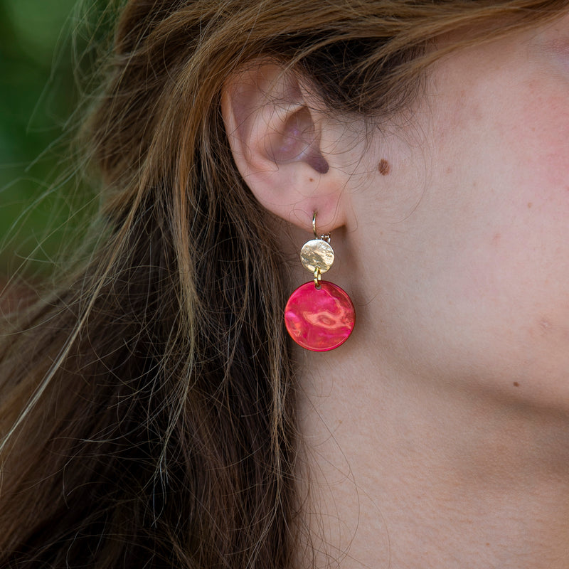Boucles pendantes rouge, ces boucles d'oreilles magda nacre rouge est très originales. Designé par Naode Paris, ces boucles femmes sont en vente en boutique à Paris batignolles 17ème