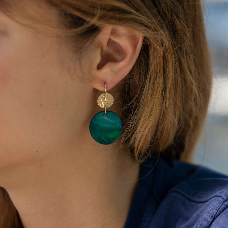 Boucles d'oreilles vertes pendante Nacre Lena Emeraude. Ces boucles d'oreilles dorées vertes pour des oreilles percées fabriqué par Naode Paris, marque de bijoux en france. elles sont disponible en notre boutique de bijoux à 17ème batignolles et sur notre site de bijoux.