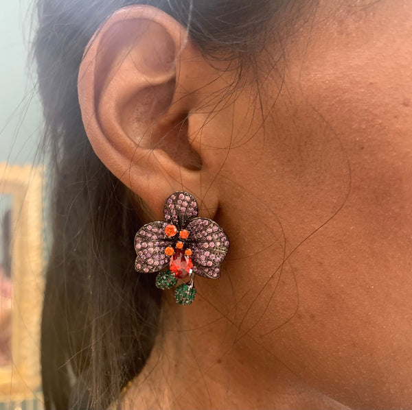 Boucles d'oreilles femme Purple Orchidée, en forme de fleur. Original et unique, présentées par Naode paris. Elles sont disponibles sur notre site de biijoux et en notre boutique de bijoux à Paris.