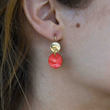 Boucles serena nacre rouge, ces boucles d'oreilles pendantes colorées sont fabriquée par l'atelier de fabrication de bijoux chez Naode Paris. Elles sont dispo en notre boutique de bijoux aux batignolles à Paris 17ème