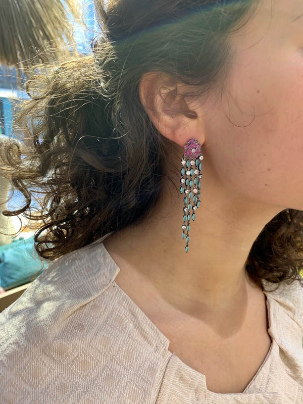 Ces boucles d'oreilles jardin des roses femme pendante est originales et créatives. Présentées par Naode Paris, il existe aussi en boucles d'oreilles clips. Elles sont disponibles sur notre site de bijoux et en notre boutique de bijoux à Paris.