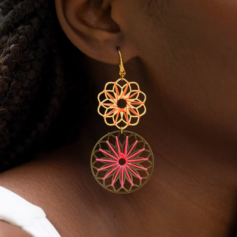 Boucles d'oreilles Sakura, ces boucles d'oreilles pendant colorées sont disponible chez Naode Paris, boutique de bijoux à Paris 17ème