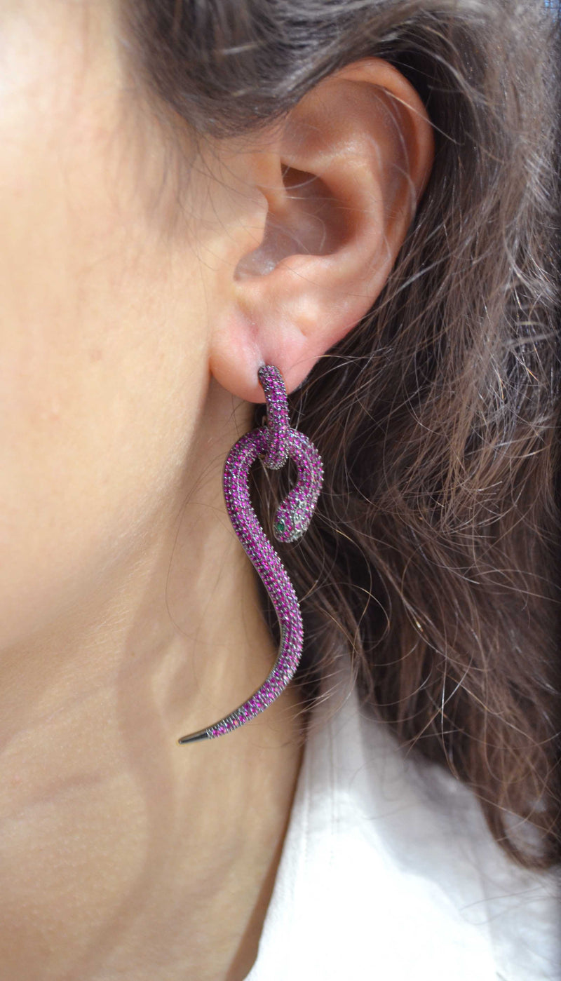 boucles d'oreilles violettes serpent rubis. Ces boucles d'oreilles sont originales et créatives. En vente chez Naode Paris, boutique de bijoux à Paris 17 batignolles