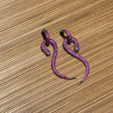 boucles d'oreilles violettes serpent rubis. Ces boucles d'oreilles sont originales et créatives. En vente chez Naode Paris, boutique de bijoux à Paris 17 batignolles