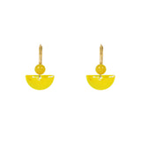 Boucles d'oreilles citron, demi-lune, fabriquée par naode paris, marque française de bijoux. Ces petites boucles d'oreilles plastique est dispo en boutique de bijoux à paris 17, chez naode paris