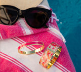 Ce bracelet thalia rose pitaya présenté par naode paris, une boutique de bijoux fantaisie originaux. Ce bracelet doré et rose est disponible sur notre site de bijoux et en boutique de bijoux à Paris