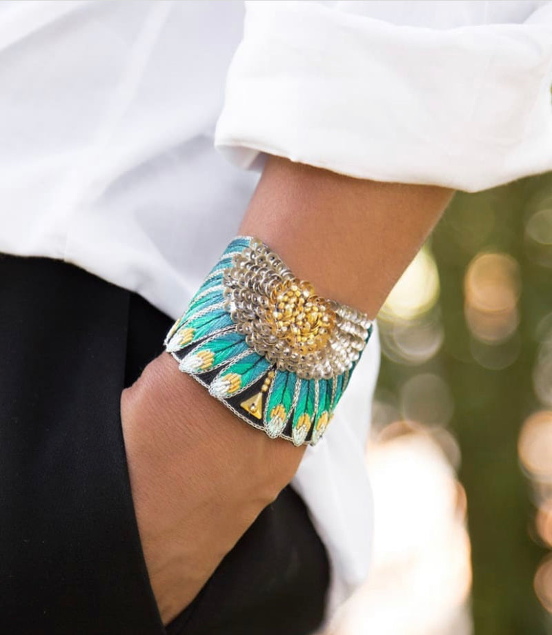 Bracelet nahua porté vert,  ce bracelet de la marque bijoux française nahua est très original et créatif. En vente en boutique de bijoux à Paris et sur le site de bijoux naode