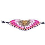 bracelet Nahua Nikita brodé de fils de soie rose, fabriquée en Inde. Ce barcelet femme original est présenté par naode paris, boutique de bijoux à paris 