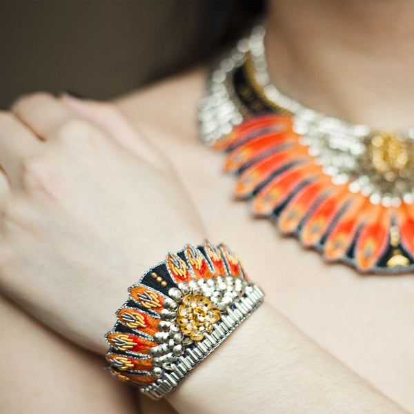 Nahua Accessories collection Nita, ce barcelet orange femme avec des plumes est très original. Ce bracelet cuir est dispo en boutique de bijoux fantaisie à Paris 17, chez naode Paris