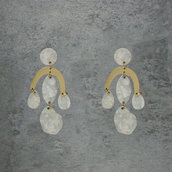 Boucles d'oreilles pendant Balagan blanche, plastique blanche et doré, dispo chez Naode Paris, 17ème batignolles